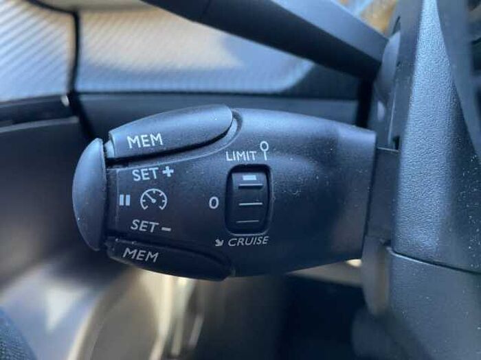 Peugeot 2008 e- Elektromotor 136 e- Allure Pack LED